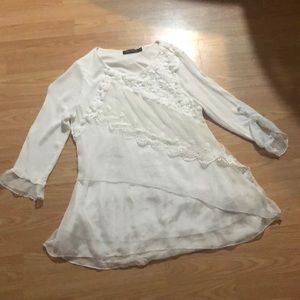 A White looseleaf Longsleeve shirt